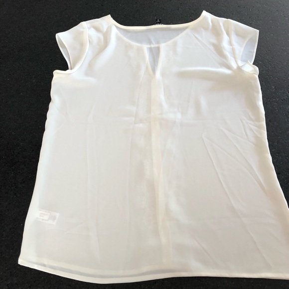 Express sheer top with pretty lace accent 🌼 - Picture 3 of 3